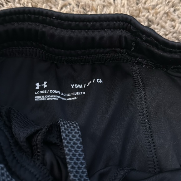 Boys Under Armour small shorts - Picture 2 of 2